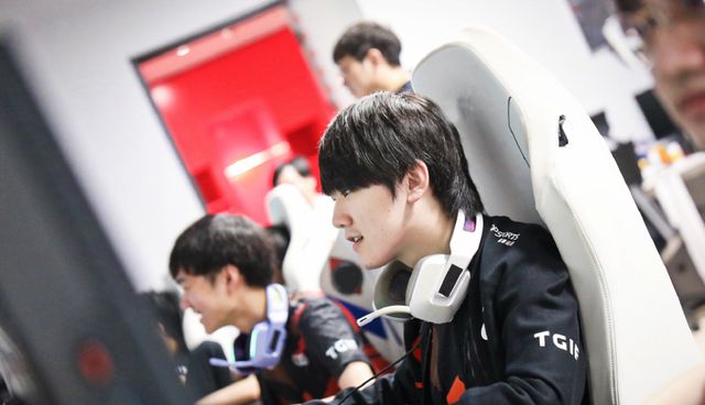 她通过多变 她通过多变