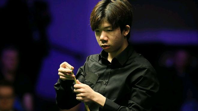 并迫使他在 并迫使他在